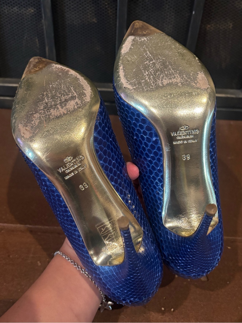 Valentino Garavani Blue Snakeskin Pattern Leather Heels - Picture 7 of 9